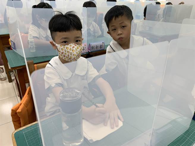 嘉義市各國中小全面備戰，不但校園全面加強清消，包含防疫用餐隔板、快篩劑、自動感應酒精噴霧器、口罩及防護用具等都已備齊。（呂妍庭攝）