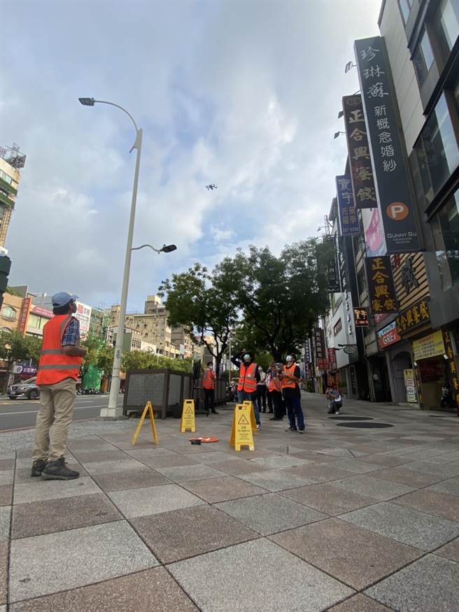 高市交通局与交通部运研所在市区主要路口，用无人机空拍及AI影像辨识分析路口车辆转向衝突过程，进一步研析改善对策，日前在七贤一路、七贤二路、中山一路等路口进行空拍作业；交通局表示，先在9大易衝突危险路口测试，协助诊断路口安全问题，减少交通事故伤亡人数。(交通局提供／刘宥廷高雄传真)