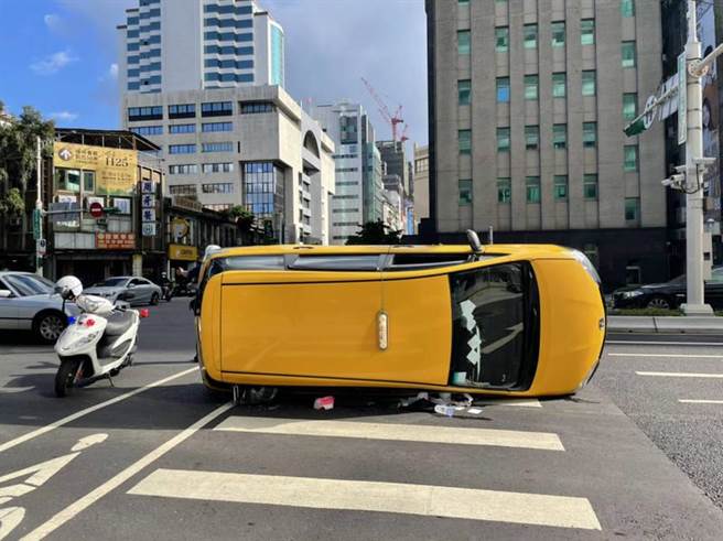 北市忠孝東路下午發生小黃側翻意外。（陳鴻偉翻攝）