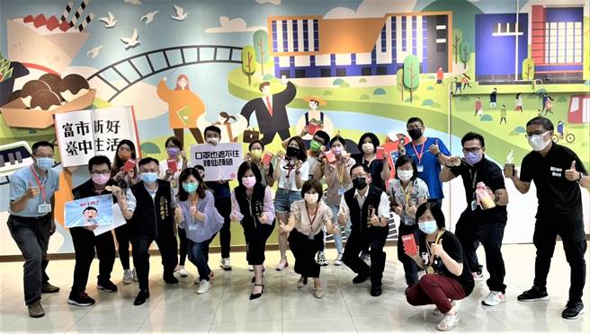 台中市西屯区公所「阳光台中‧健康西屯」竞赛活动，同事互相加油打气，成功甩肉。（卢金足摄）