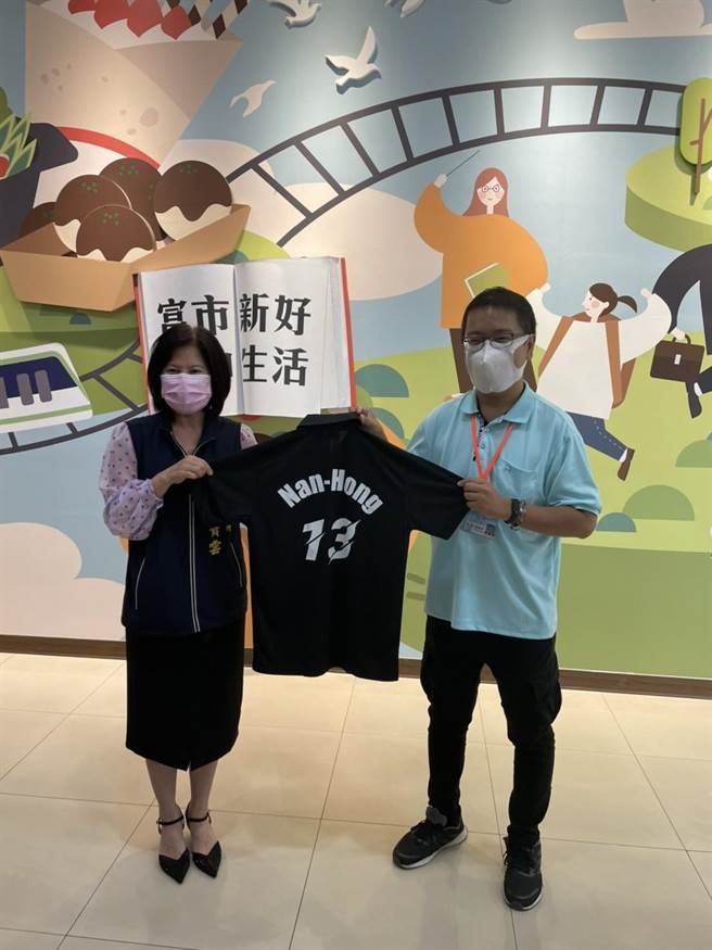 台中市西屯区公所「阳光台中‧健康西屯」竞赛活动，1日由区长陈宝云颁奖给第一名农建课技佐林南宏。（卢金足摄）