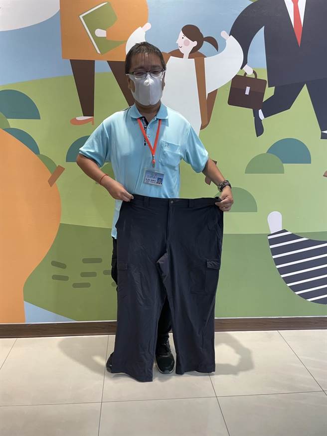 台中市西屯区公所减重竞赛，冠军是农建课技佐林南宏，从108公斤甩肉到至今的78公斤，足足瘦了30公斤肥肉。（卢金足摄）