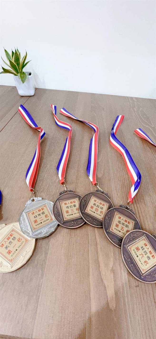 活动颁奖特别挟着东奥热潮，按照员工竞赛名次及成果，设计颁给金、银、铜三种奖牌。（卢金足摄）