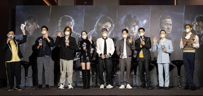 《逆局》亞太首映會，記者會主持人黃子佼（左起）與主創團隊曾敬驊、李銘順、張榕容、陳冠仲導演、莊絢維導演、周渝民、吳興國、朱軒洋合影。（愛奇藝國際站提供）