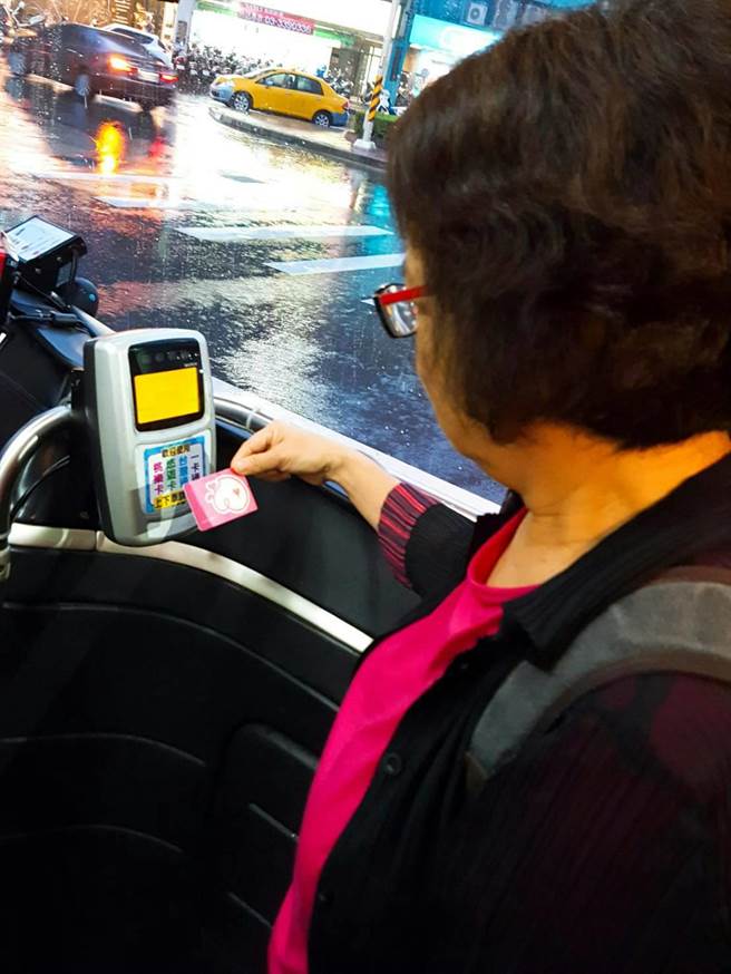 桃園市敬老愛心卡每年編列1億多元預算，每月給予長者800點數折抵車資。（桃園市社會局提供／陳夢茹桃園傳真）