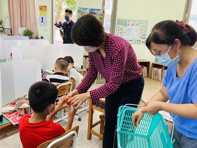 台东县长饶庆铃今天到宝桑国小视察防疫工作。（台东县政府提供）