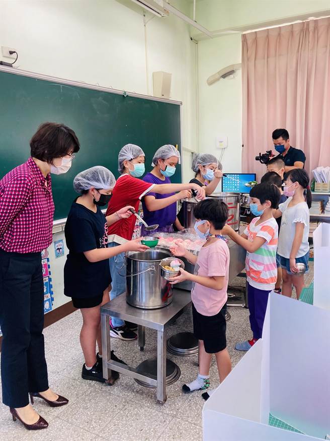 台东县长饶庆铃今天到宝桑国小视察防疫工作。（台东县政府提供）