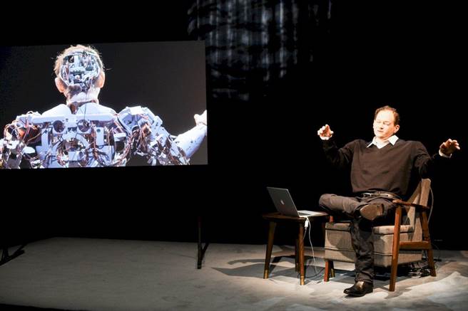 德国里米尼纪录剧团作品《恐怖谷》，全剧以拟真机器人上阵演出，颠覆观眾视觉感官。（国家两厅院提供）