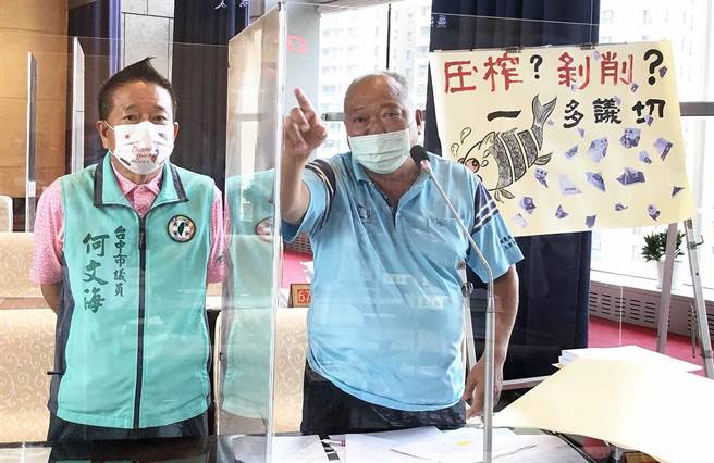 市议员张沧沂(右)、何文海1日质询时，痛批鱼市场剥削承销商、摊贩等权益。（陈世宗摄）