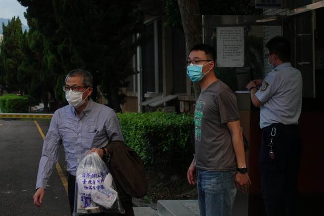 国防部军备局工程营产处少将处长张大伟涉嫌利用职务，向得标厂商索贿2800万元，新北地院昨召开羁押庭，裁定500万元交保，张大伟家属今筹出保金，张也在下午5时许步出北所。（蔡雯如摄）