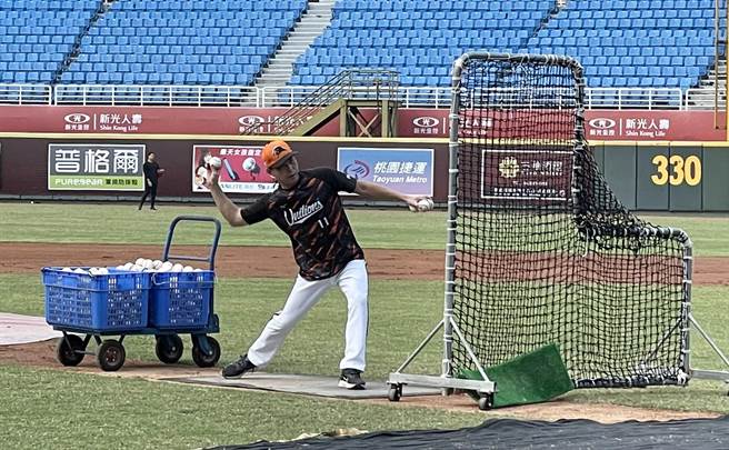统一狮队总教练林岳平赛前模拟侧投方式喂球。（毛琬婷摄）