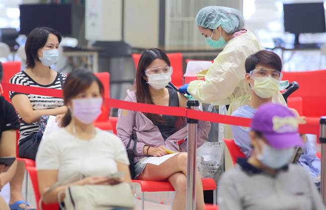 首批BNT疫苗2日抵台，许多人犹豫AZ、BNT该如何选择？有网友根据台大医师所列数据透露选择攻略，指出一种打法效果最强。(张铠乙摄)