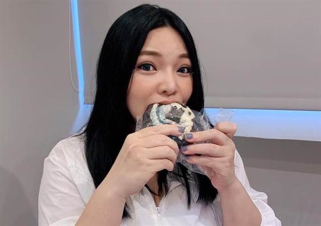 小甜甜深信「美食」是生活不可或缺的正能量来源。（摘自脸书）