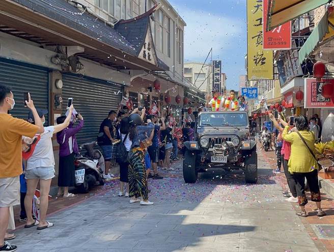 李洋日前偕搭檔王齊麟回到金門故鄉，受到鄉親夾道英雄式歡迎。（李金生攝）