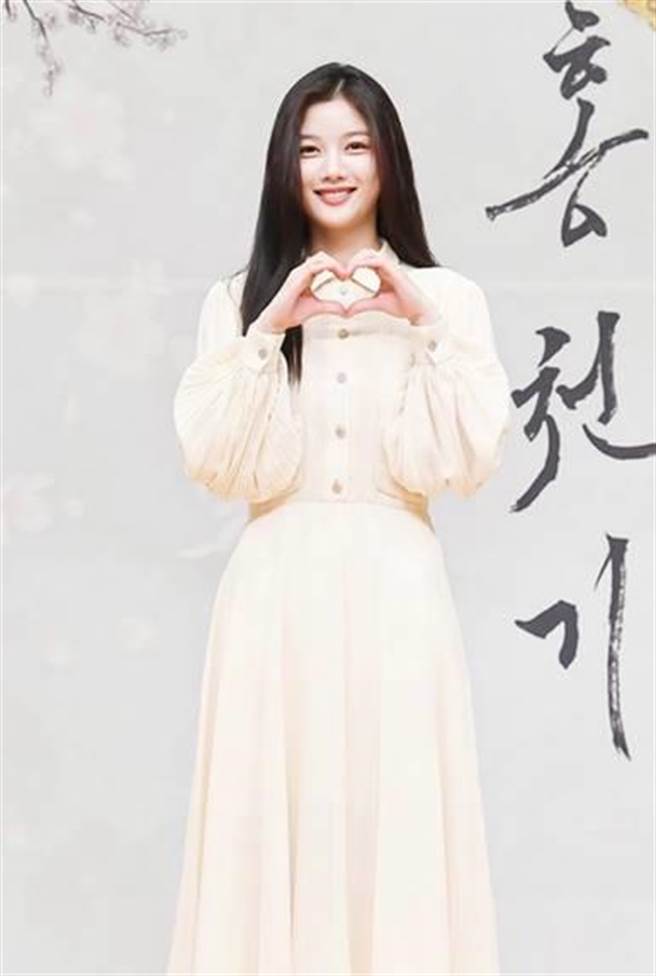 金裕贞着CELINE精纺衬衫连身洋装出戏新戏发表会。（CELINE提供）