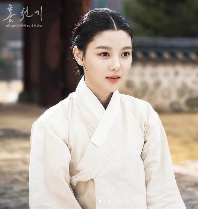 金裕贞于新戏的绝美古装扮相，预告片甫上线便受网友热烈讨论。（翻摄自sbs drama IG）