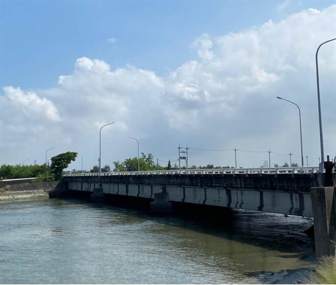 嘉义县东石乡卧龙桥是东石乡及布袋镇间重要交通运输桥梁，因桥底过低容易阻碍桥下荷苞屿排水导致淹水。（张亦惠摄）