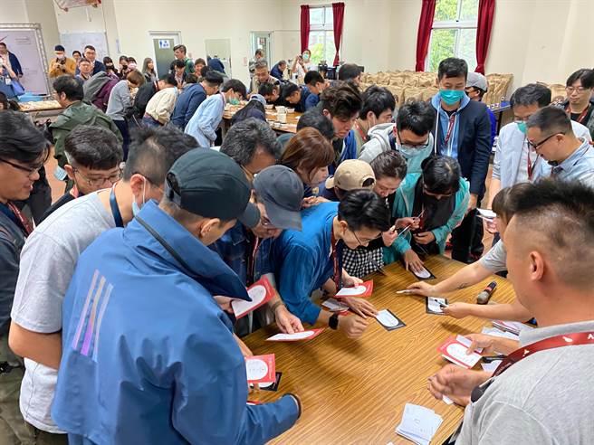 8月31日台湾精品咖啡首次国际竞标，最高分的卓武山咖啡农场日晒艺伎拍出每磅500.5美元的好价，图为今年4月底阿里山庄园咖啡媒合会吸引许多台湾买家抢购。（本报资料照片）