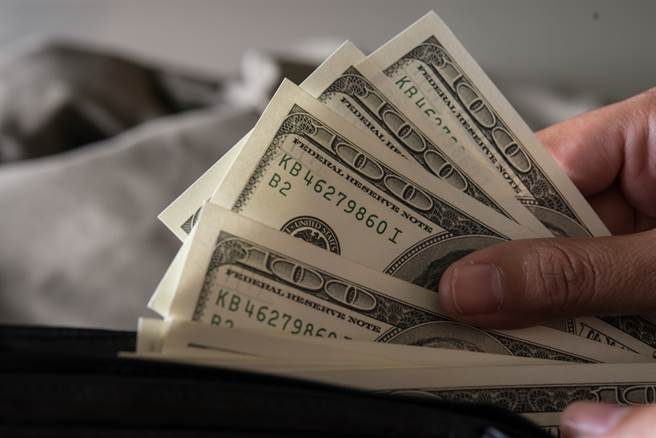 大陆一名高中生沉迷声色场所，短短一个暑假就把父母存下近128万留学金全数败光。（示意图／Shutterstock）