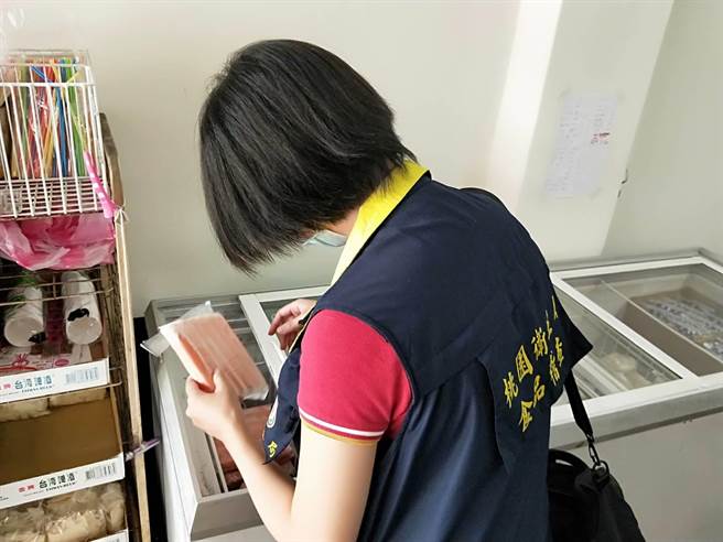 仲贺国际物流有限公司因进口肉品却未依规定检疫遭罚10万元，行政执行署桃园分署今天强制执行。图为卫生局人员查缉走私肉品（桃园市卫生局提供）