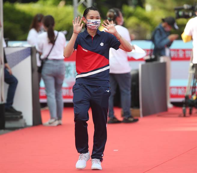 总统蔡英文1日于总统府接见「2020年东京奥林匹克运动会代表团」，代表团员乘车抵达总统府后，走星光大道接受观赏直播民眾的欢呼。图为东奥羽球银牌选手戴资颖。（郑任南摄）