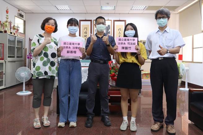 北門高中陳藝竹（右二）、蘇香榕（左二）錄取台大法律系。（北門高中提供／劉秀芬台南傳真）