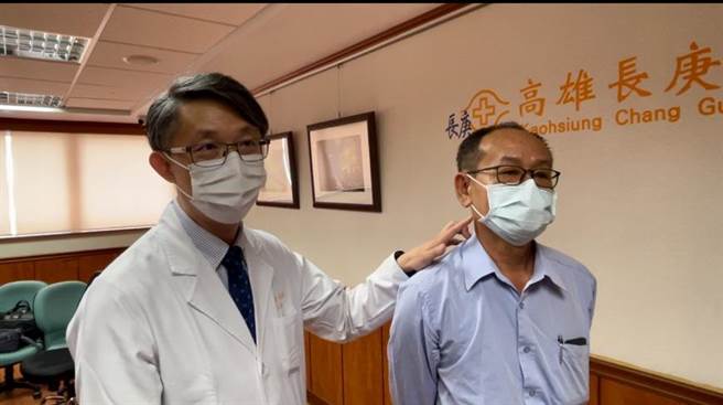 高雄一名黄姓司机（右）3年前右耳右后方长了一颗鸡蛋大小的肿瘤，当时他到长庚医院就诊，诊断罹患华生氏肿瘤，经过微创消融手术，目前生活一切正常，术后至今都不曾復发。（洪浩轩摄）
