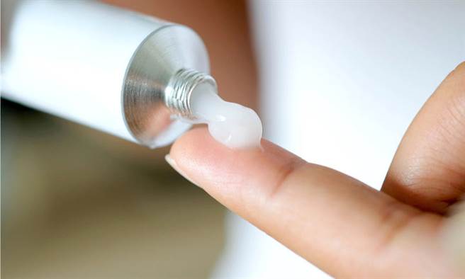 外用類固醇出現水牛肩、月亮臉的機率不高，但副作用是皮膚會變薄、容易瘀青或皮下出血，想停用類固醇也要遵循醫師指示，避免出現戒斷症狀。(圖片來源 / Shutterstock）