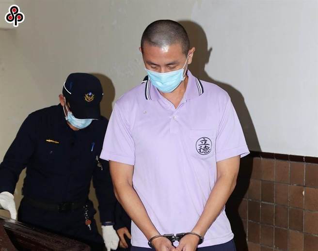 梁姓男子（白衣者）三年前杀死母亲，残忍砍下头颅并自12楼高丢下，因认为「无期徒刑」太重，决心上诉三审。（本报资料照）