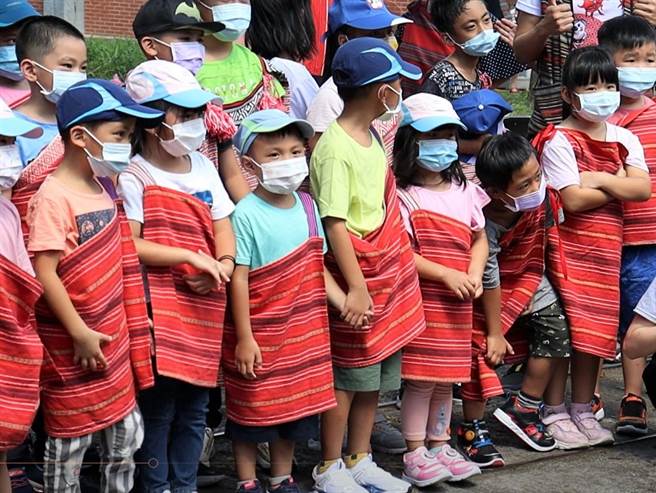 德拉楠實小學生穿著泰雅族披肩參加開學典禮。（新北市原民局提供）
