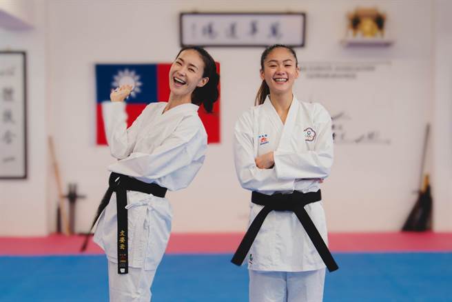 鍾瑶（左）與文姿云有著雙胞胎姊妹臉。（經紀人廖麗雯提供）