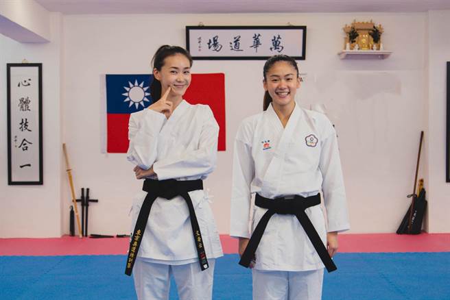 鍾瑶（左）與文姿云有著雙胞胎姊妹臉。（經紀人廖麗雯提供）