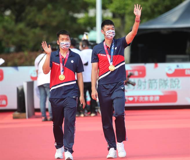 总统蔡英文1日于总统府接见「2020年东京奥林匹克运动会代表团」，代表团员1日乘车抵达总统府后，走星光大道接受观赏直播民眾的欢呼进入总统府。图为东奥羽球金牌选手李洋（左）与王齐麟（右）。（郑任南摄）