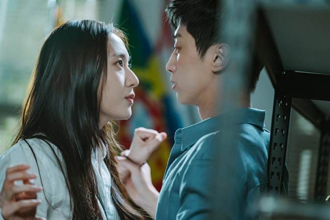 《警察課程》振永（右）和鄭秀晶感情升溫。（myVideo提供）