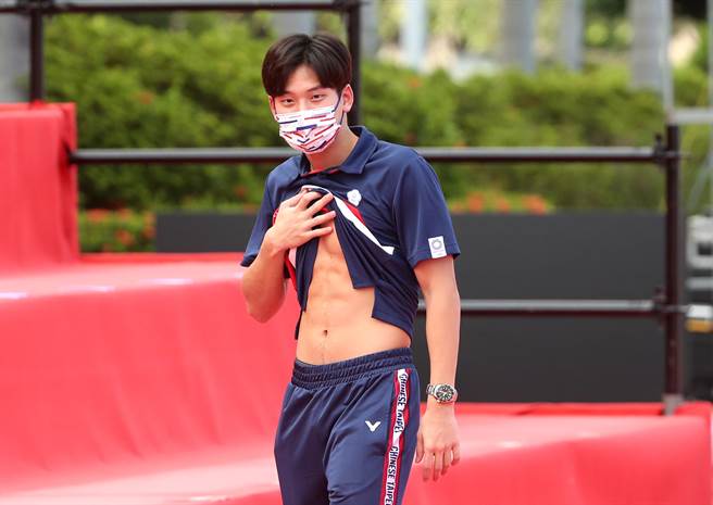 东奥游泳选手王冠闳小露一下结实的腹肌。（郑任南摄）