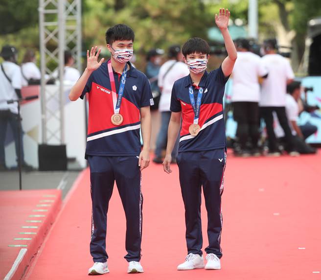 东奥桌球混双铜牌选手林昀儒（左）及郑怡静（右）。（郑任南摄）