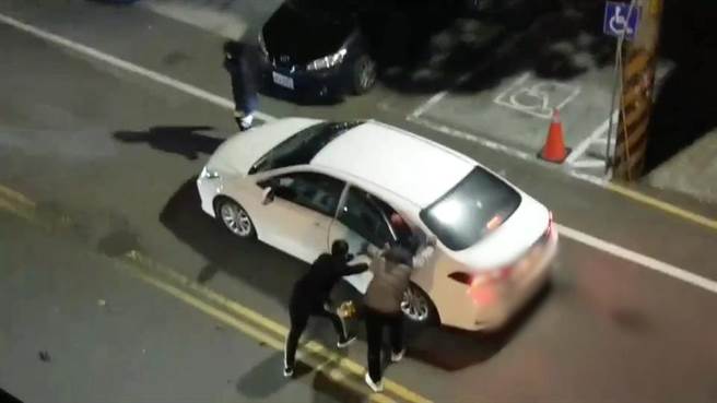 风飞沙帮分子制造假车祸，将被害人强押至山区殴打。(翻摄照片／林郁平台北传真）