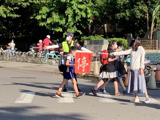 為了守護學童上放學安全及疏導校園周遭車流，鼓山分局針對轄內各中小學編排護童及交通疏導勤務，以維持學童安全及交通順暢。（高市警鼓山分局提供／洪浩軒高雄傳真）