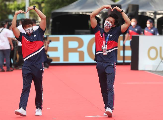 东奥体操银牌选手李智凯（右）与教练林育信（左）。（郑任南摄）