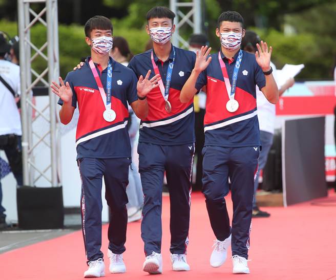 东奥射箭银牌选手邓宇成（左起）、魏均珩及汤智钧。（郑任南摄）