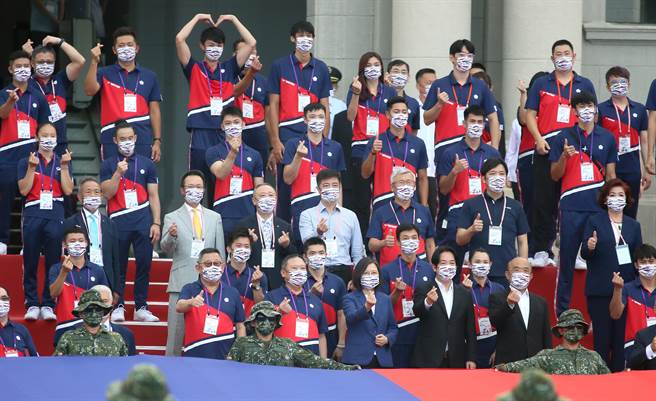 蔡英文总统（前中）1日于总统府接见「2020年东京奥林匹克运动会代表团」，偕同副总统赖清德（前排右2）与行政院长苏贞昌（前排右1）一同与代表团员在总统府前合影留念。（郑任南摄）