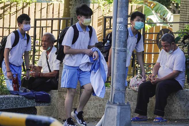受到疫情影響，全台各級學校都統一在今天開學，學生也回到暌違已久的校園生活。(圖／黃子明攝)