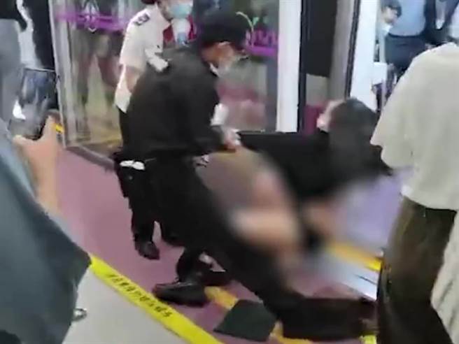 西安地铁3号线8月底发生保全强拽女子出车厢的案件，引起网友公愤。（翻摄微博）