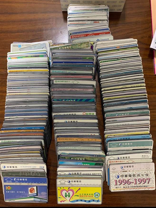 网友分享数百张不同花色、充满年代感的电话卡，照片曝光后马上吸引1万7千多位网友按讚。(摘自爆废公社公开版)