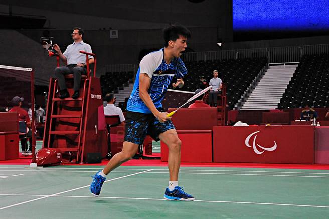 方振宇在东京帕运羽球小组赛首战击败地主选手拿下胜利。(体育署提供)