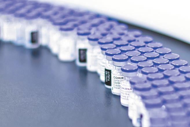 政策转弯，18到28岁的年轻人有疫苗可打了！昨天政府自购59.55万剂AZ疫苗抵台，防疫指挥官陈时中宣布，AZ疫苗增加开放23至28岁施打。（美联社）