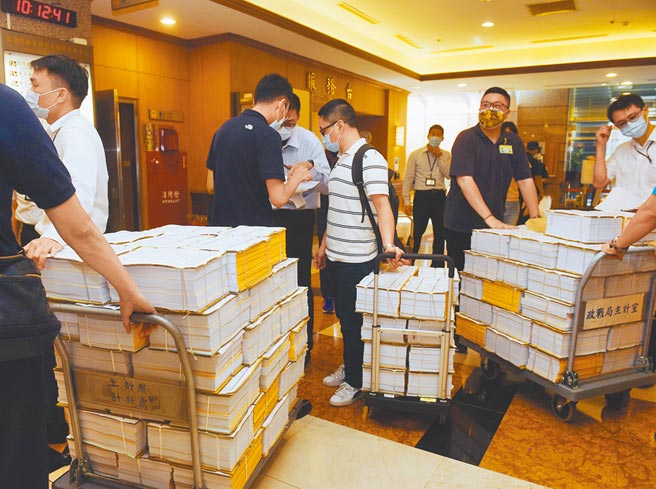 国防部官员幕僚及工作人员昨将大批111年度预算书送到立法院。(中央社)