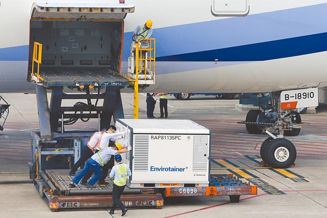 指挥官陈时中昨突然宣布BNT疫苗将优先提供给18到22岁年轻人，让不少中壮年大嘆既打不到莫德纳，如今BNT也没份！图为台湾自购约59.5万剂AZ疫苗，昨日下午自泰国曼谷载运来台。（陈麒全摄）