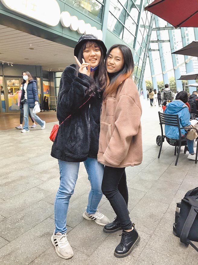 環山部落李伊珊（右）及楊姿稜（左）考取台灣大學財務金融系及法律系，居民大讚「部落之光」。（李伊珊提供／王文吉台中傳真）