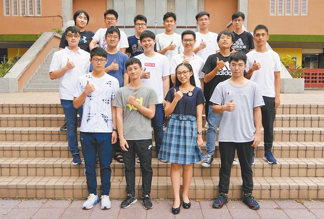 薇閣高中錄取台大、陽明交大醫學系的學生合影。（北市薇閣高中提供／游念育台北傳真）